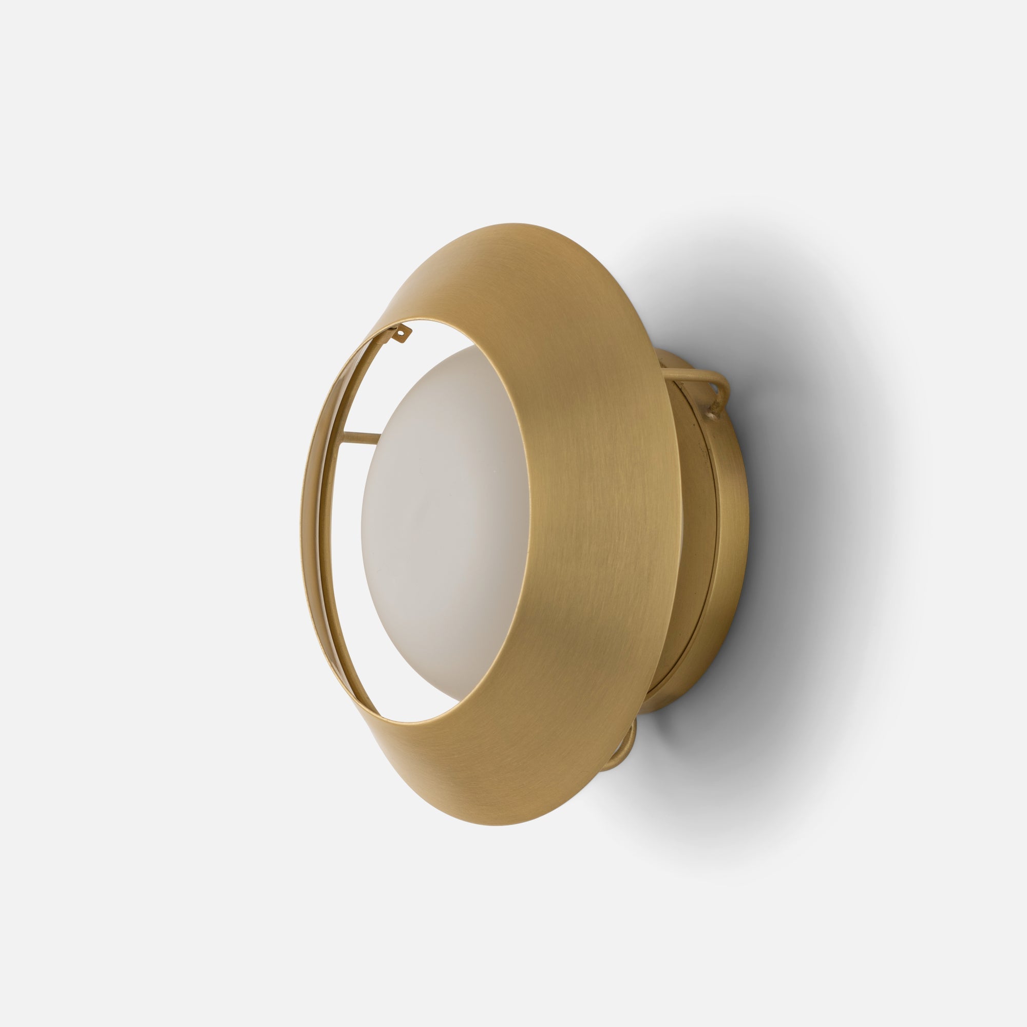 fall25_148283_alfred-ada-sconce-nb_silo_1x1_jw-1.jpg